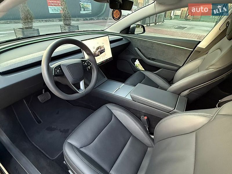 Седан Tesla Model 3 2024 в Снятине