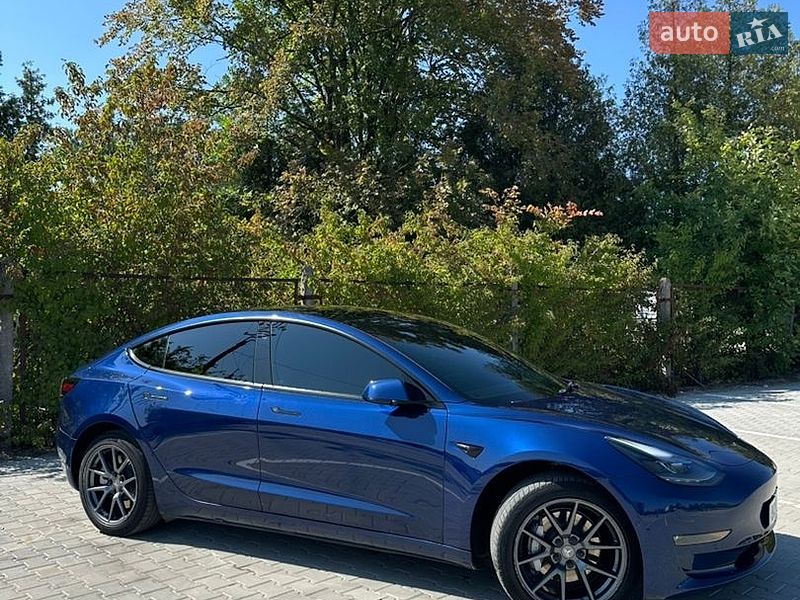 Седан Tesla Model 3 2021 в Львове