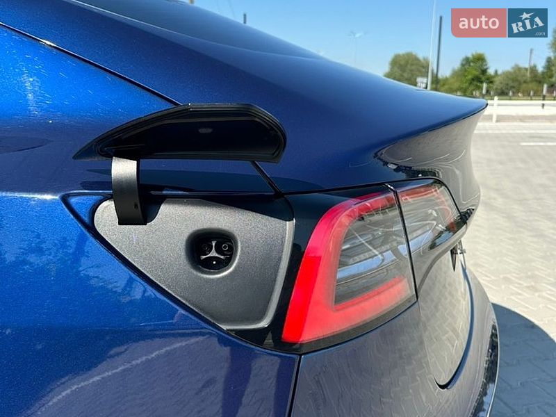 Седан Tesla Model 3 2021 в Львове