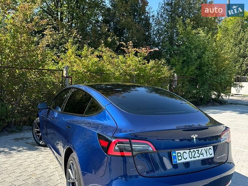 Седан Tesla Model 3 2021 в Львове