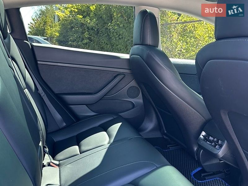 Седан Tesla Model 3 2021 в Львове
