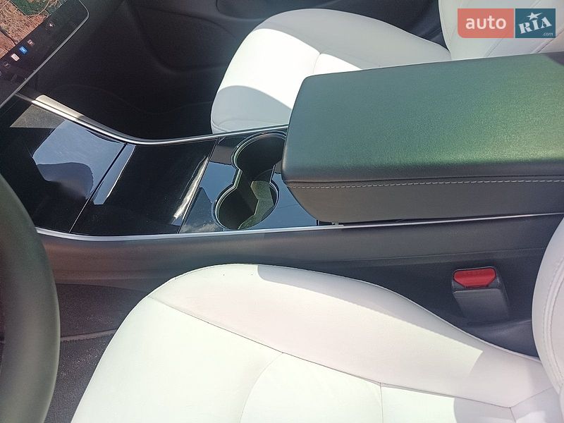 Седан Tesla Model 3 2019 в Киеве