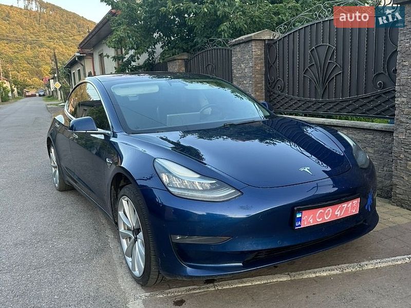 Седан Tesla Model 3 2018 в Великому Березному