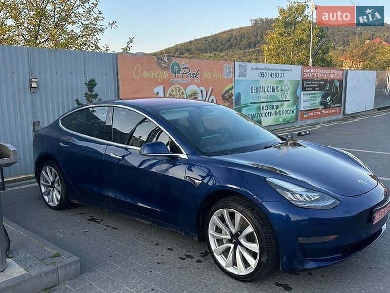Седан Tesla Model 3 2018 в Великом Березном