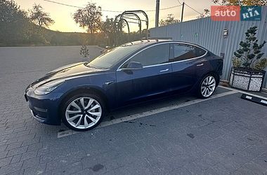 Седан Tesla Model 3 2018 в Великому Березному