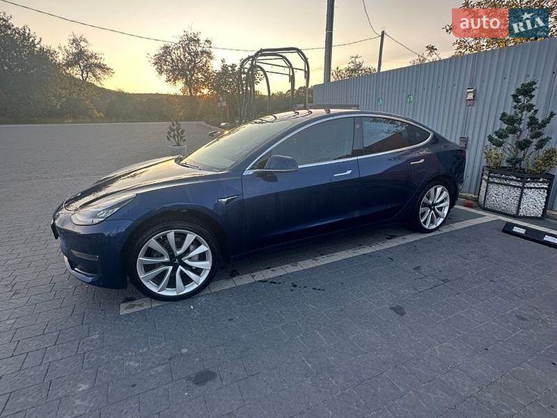 Седан Tesla Model 3 2018 в Великому Березному