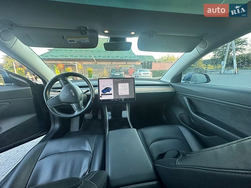 Седан Tesla Model 3 2018 в Великому Березному