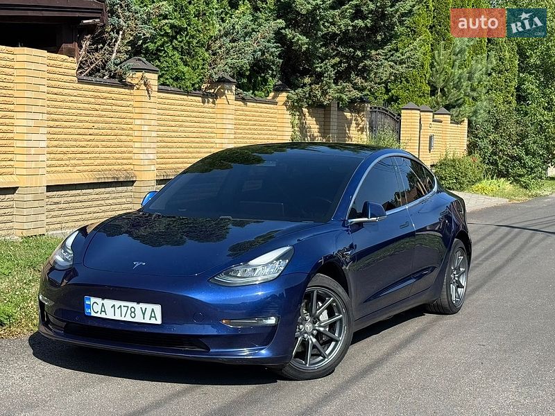 Седан Tesla Model 3 2020 в Черкасах