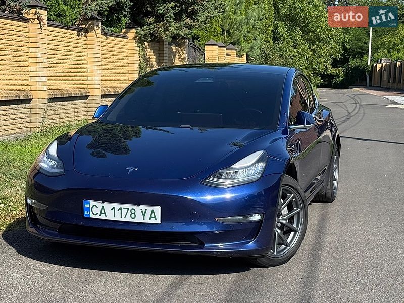 Седан Tesla Model 3 2020 в Черкасах