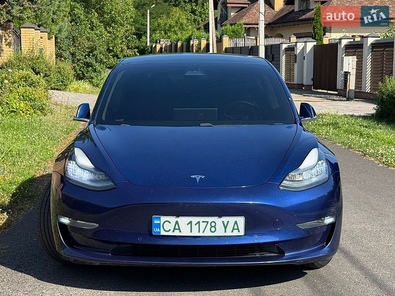 Седан Tesla Model 3 2020 в Черкасах