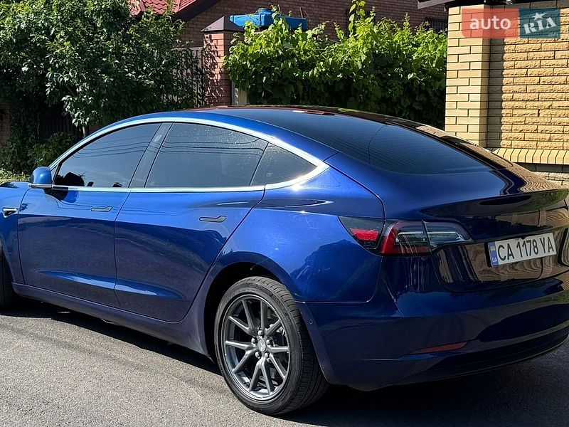 Седан Tesla Model 3 2020 в Черкасах