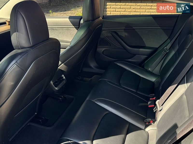 Седан Tesla Model 3 2020 в Черкасах