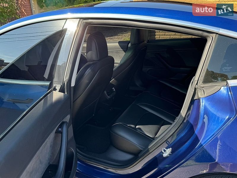 Седан Tesla Model 3 2020 в Черкасах