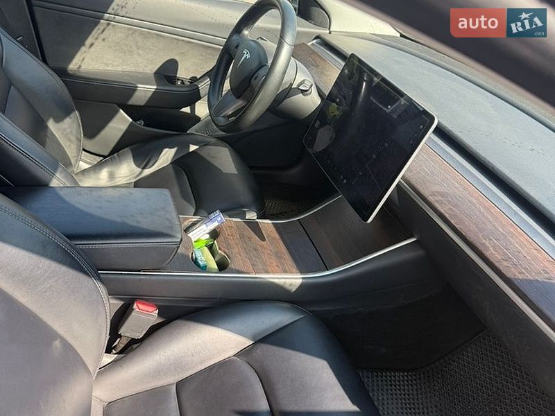 Седан Tesla Model 3 2018 в Львові