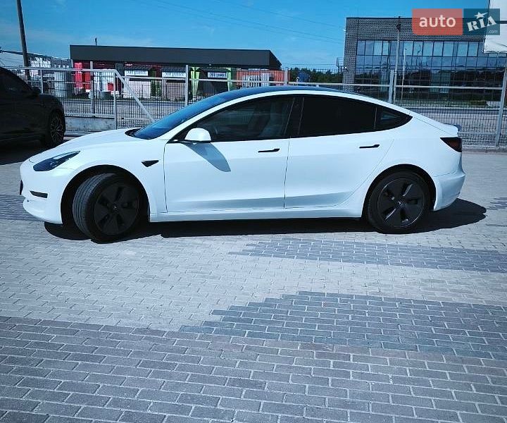Седан Tesla Model 3 2021 в Львове