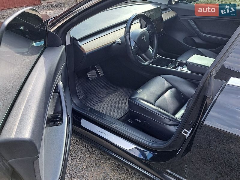 Седан Tesla Model 3 2018 в Луцьку