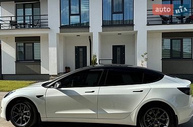 Седан Tesla Model 3 2022 в Ровно