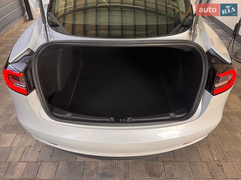 Седан Tesla Model 3 2019 в Броварах