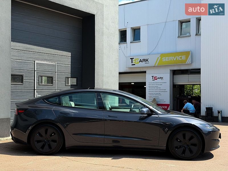 Седан Tesla Model 3 2025 в Киеве