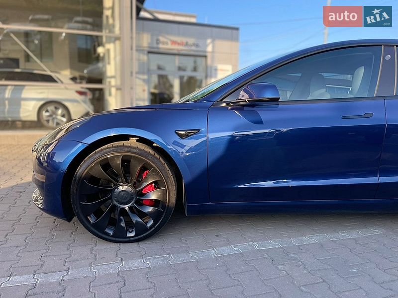 Седан Tesla Model 3 2021 в Чернівцях