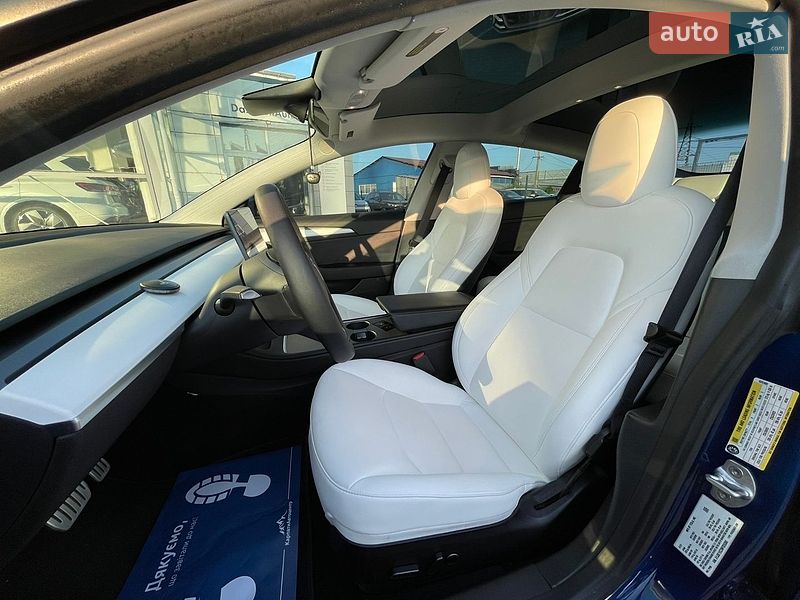 Седан Tesla Model 3 2021 в Чернівцях