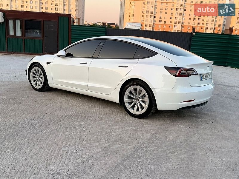 Седан Tesla Model 3 2022 в Киеве
