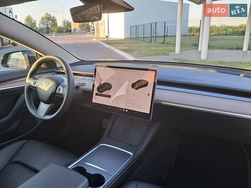 Седан Tesla Model 3 2023 в Рівному