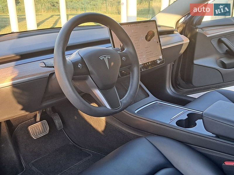 Седан Tesla Model 3 2023 в Рівному