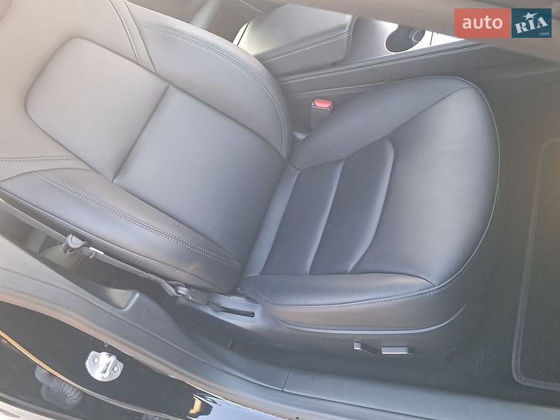 Седан Tesla Model 3 2023 в Рівному
