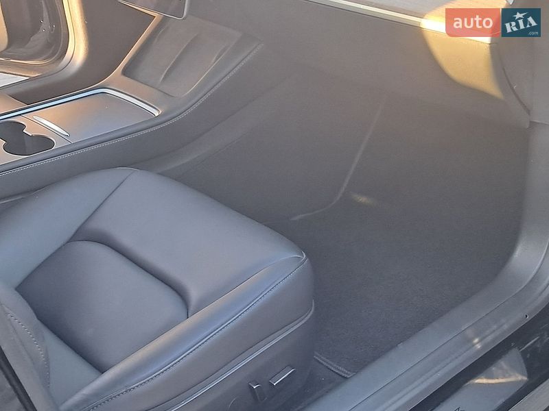 Седан Tesla Model 3 2023 в Рівному