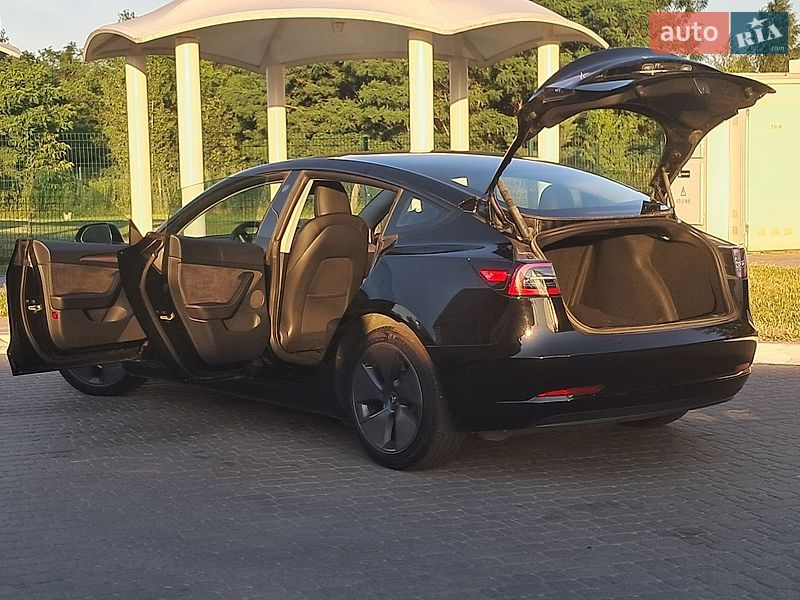 Седан Tesla Model 3 2023 в Рівному