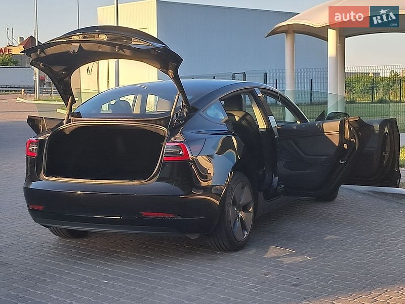 Седан Tesla Model 3 2023 в Рівному