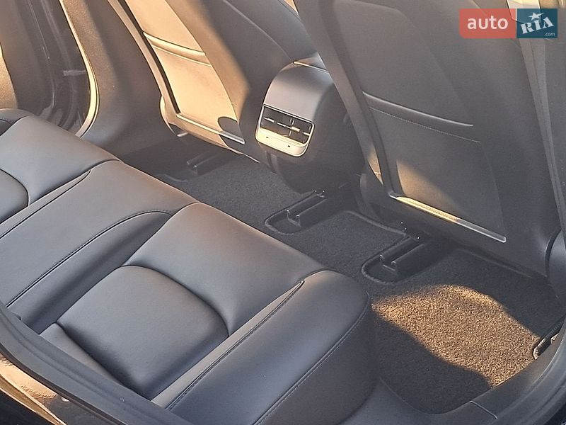 Седан Tesla Model 3 2023 в Рівному