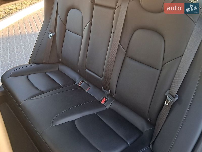 Седан Tesla Model 3 2023 в Рівному