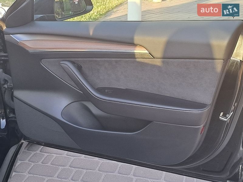 Седан Tesla Model 3 2023 в Рівному