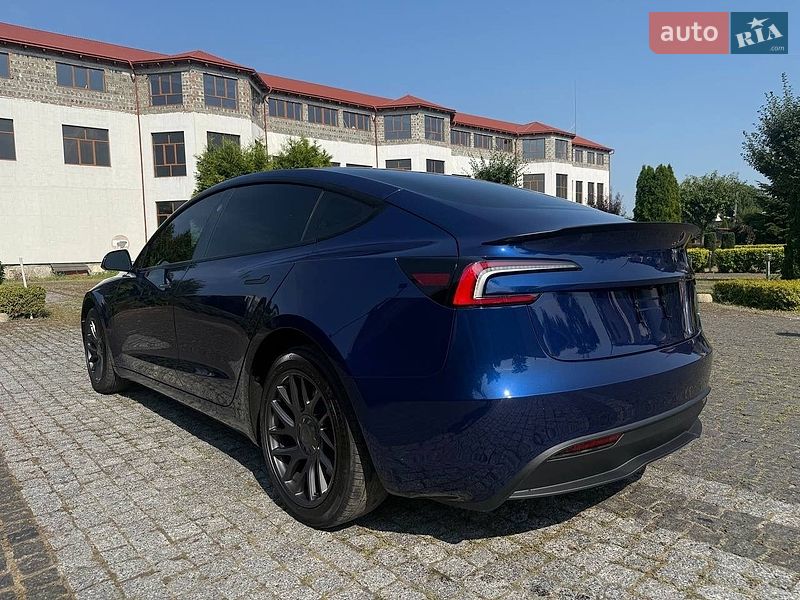 Седан Tesla Model 3 2025 в Стрию
