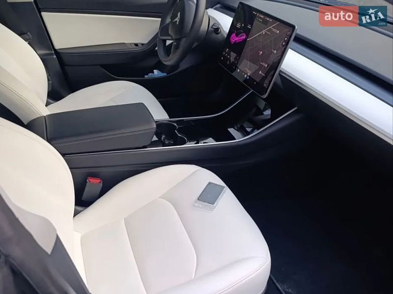 Седан Tesla Model 3 2020 в Києві