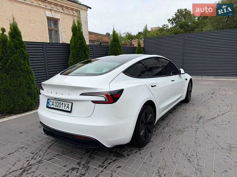 Седан Tesla Model 3 2024 в Черкасах