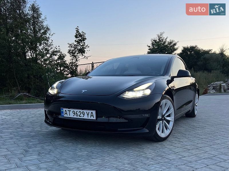 Седан Tesla Model 3 2023 в Івано-Франківську