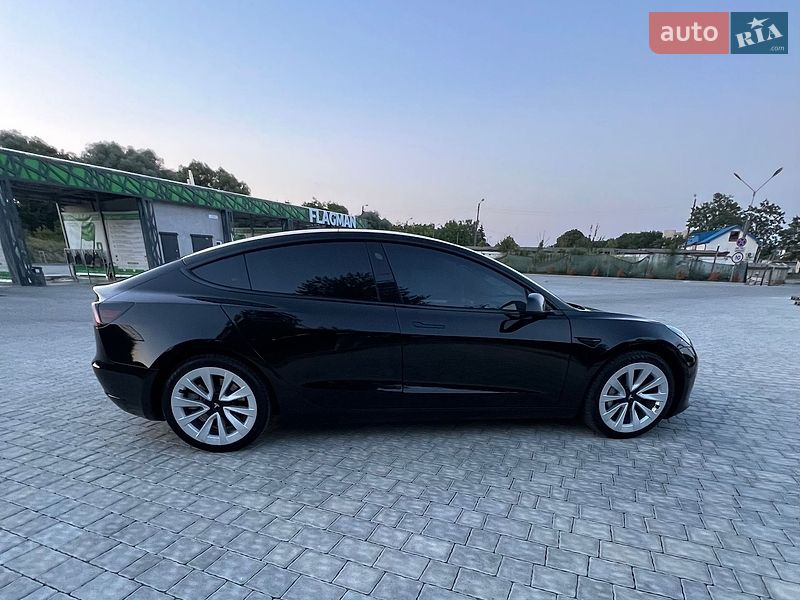 Седан Tesla Model 3 2023 в Івано-Франківську
