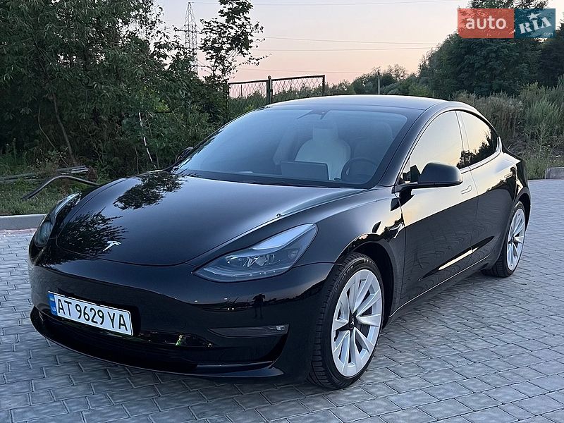 Седан Tesla Model 3 2023 в Івано-Франківську