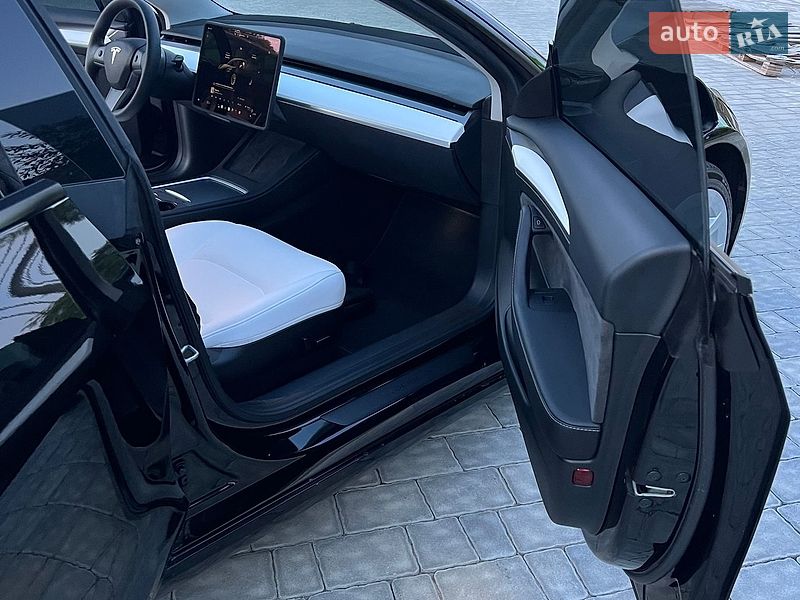 Седан Tesla Model 3 2023 в Івано-Франківську