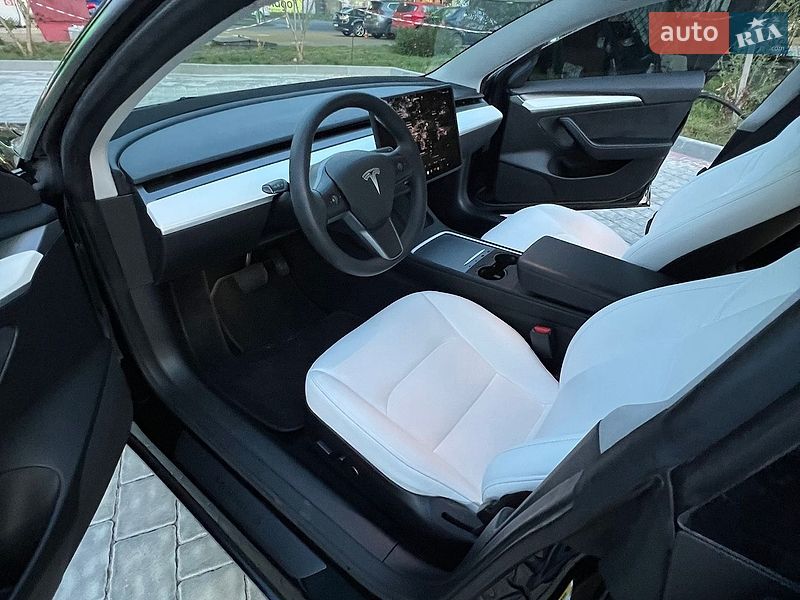 Седан Tesla Model 3 2023 в Івано-Франківську