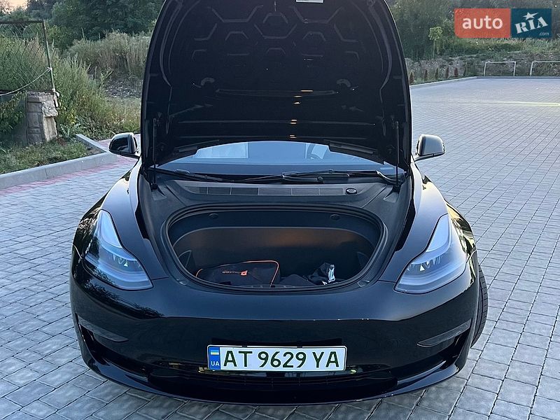 Седан Tesla Model 3 2023 в Івано-Франківську