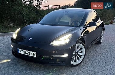 Седан Tesla Model 3 2023 в Івано-Франківську