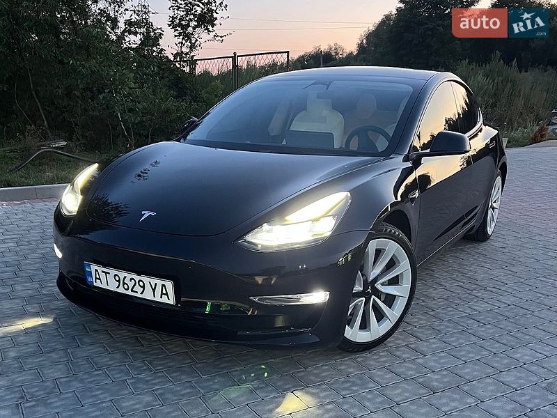 Седан Tesla Model 3 2023 в Івано-Франківську