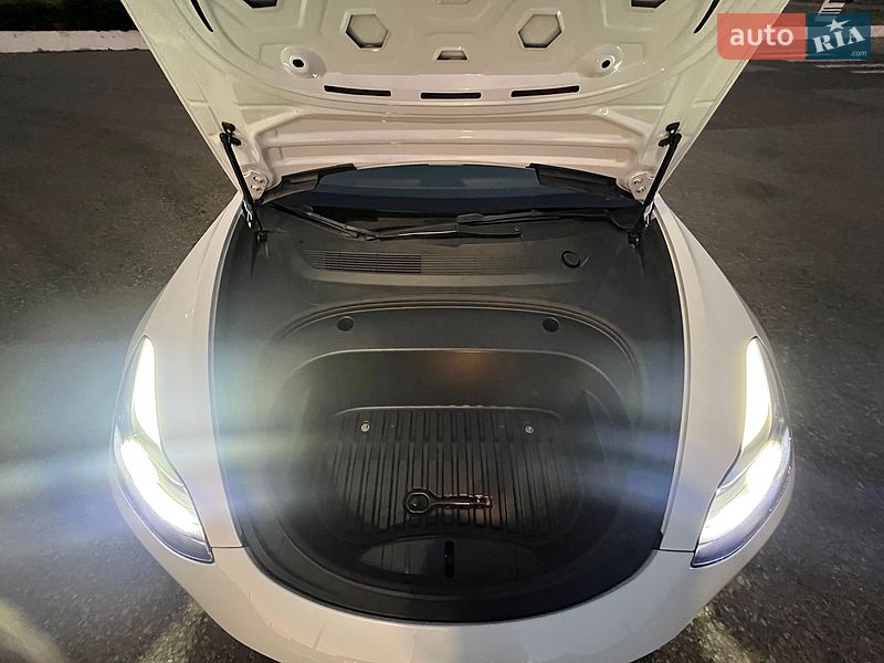 Седан Tesla Model 3 2021 в Черноморске
