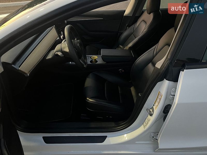 Седан Tesla Model 3 2021 в Черноморске