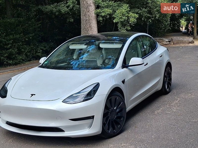 Tesla Model 3, photos from the listing