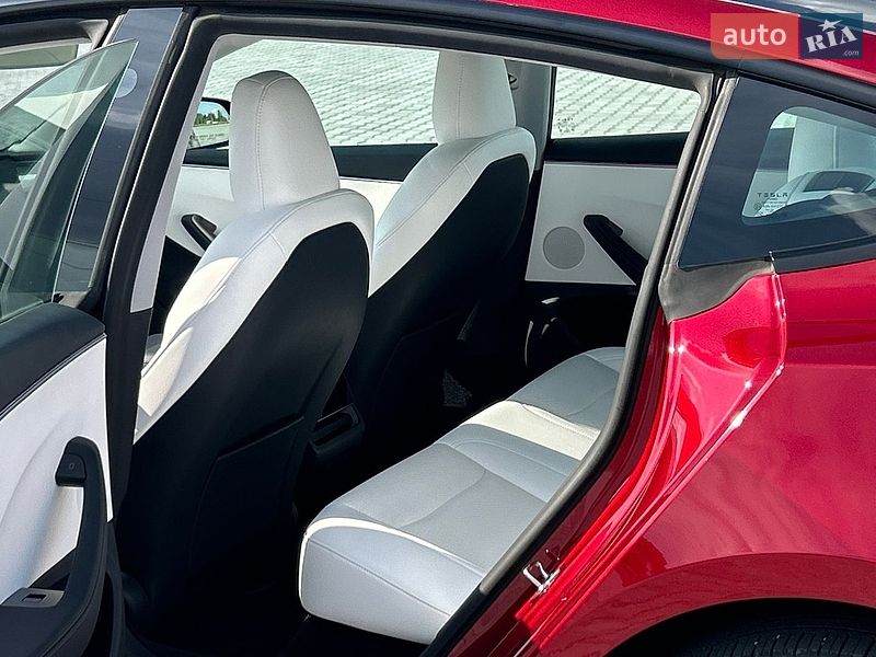 Седан Tesla Model 3 2024 в Золочеві